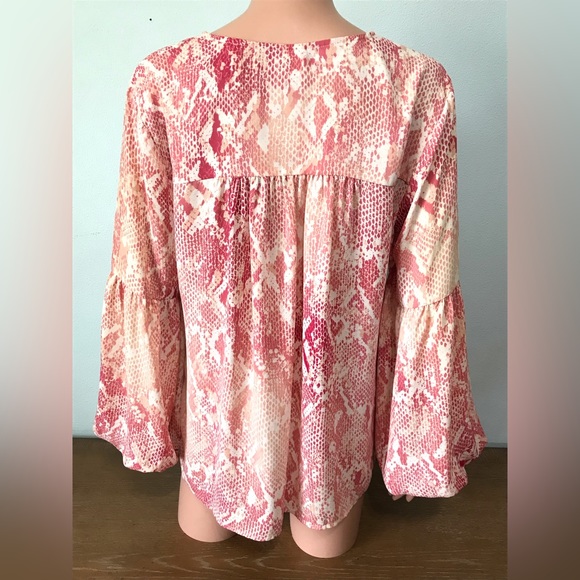 Cabi Blouse Shirt Womens Size M Long Sheer Peasant Sleeve Snakeskin Print V-Neck - Picture 2 of 16